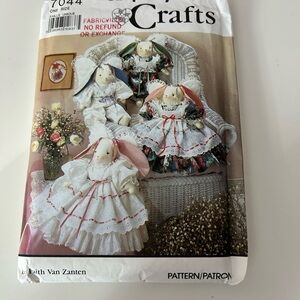 5/$25 simplicity 7044 Crafts Pattern with Dolls in White and Pink